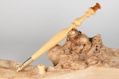 Crochet de Lunéville en buis. Bobines décoratives amovibles en buis et cerisier.